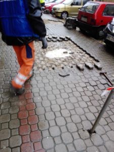 awaria wodociągowa pod chodnikiem